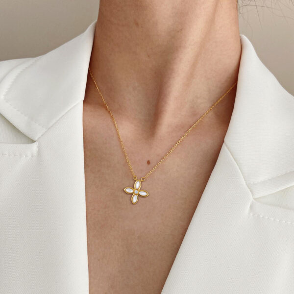 Simple And Fashionable Cross Pendant S925 Silver Niche Design Sense Natural Mother Shell Emerald Two Wearing Necklace - Image 4